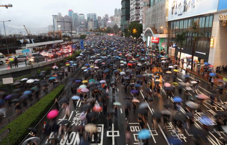 Δεκάδες χιλιάδες διαδηλωτές στους δρόμους στο Χονγκ Κονγκ υπό καταρρακτώδη βροχή 